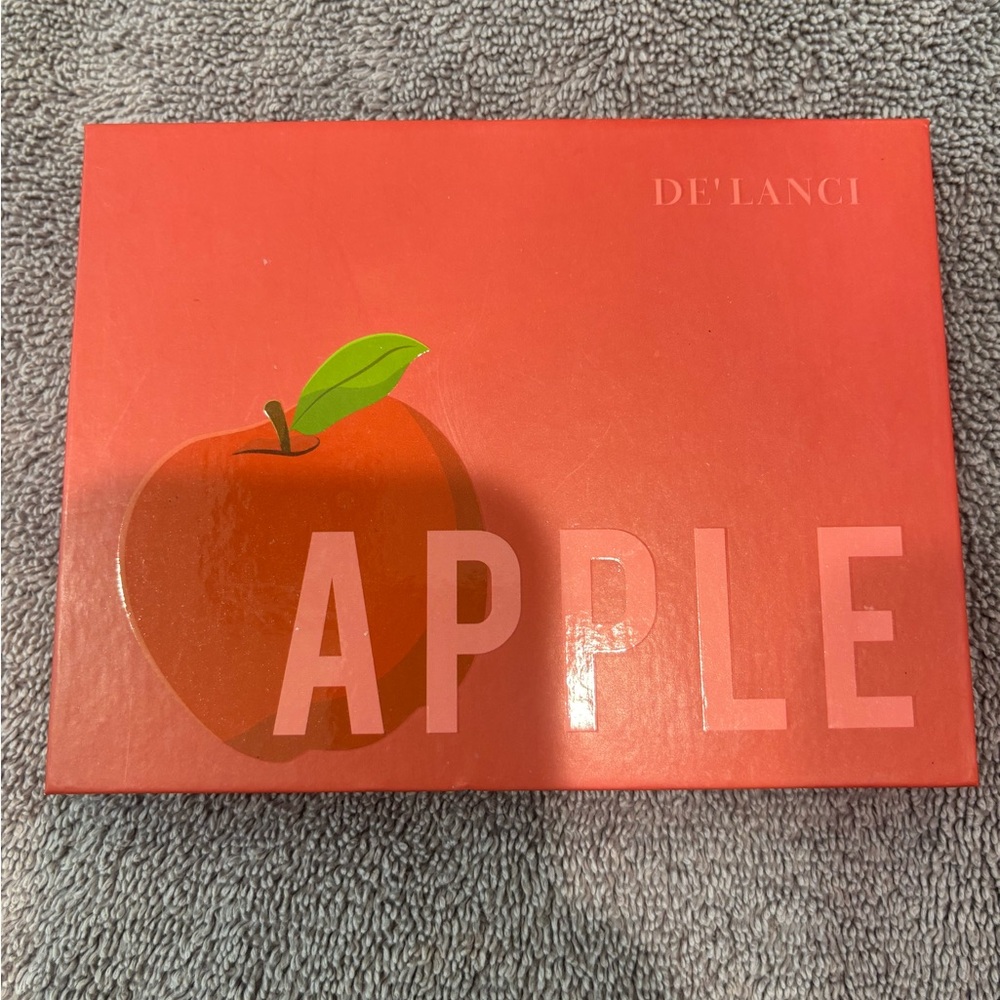 De’Lanci Apple Red and Pink Eyeshadow Palette— unused but swatched